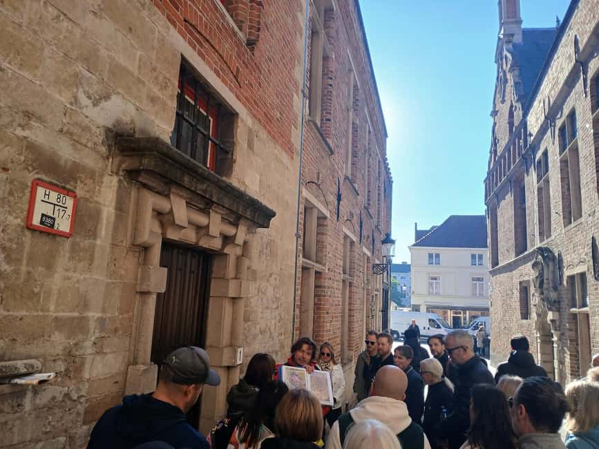 ✨Small-Group Tour of Bruges with a local + Praline/ -3€ boat - Getting oriented in Bruges, in just 2 hours